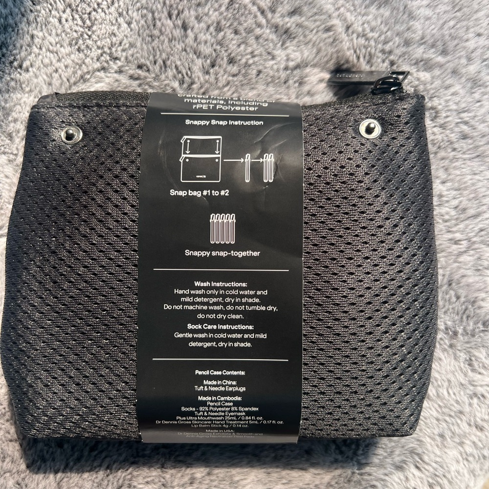 CARAA JetBlue-Mint Amenities Travel Pouch: Dr.Dennis Gross Plus Ultra Socks NEW - Picture 2 of 2